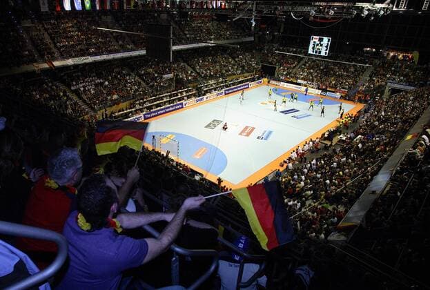 Deutsche Fans feuern ihre Mannschaft beim Eröffnungsspiel gegen Brasilien an Handball WM Herren WM 2007, Länderspiel, Nationalteam o0 Zuschauerperspektive Totale Max Schmeling Halle Berlin Handball WM Herren WM 2007, Länderspiel, Nationalteam o0 Zuschauerperspektive Totale Max Schmeling Halle Berlin