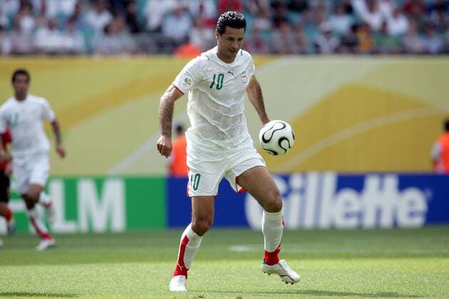Ali Daei (Iran) am Ball -  Fußball WM Herren WM 2006, Länderspiel, Nationalteam, Gruppe D, Nationaltrikot Einzelbild Leipzig Fußball WM Herren WM 2006, Länderspiel, Nationalteam, Gruppe D, Nationaltrikot Einzelbild Leipzig