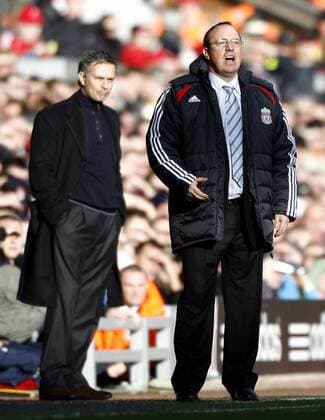 Trainer Rafael Benitez (Liverpool, re.) unter Beobachtung von Trainer Jose Mourinho (Chelsea) - EDITORIAL USE ONLY. No use with unauthorised audio, video, data, fixture lists, club league logos or live services. Online in-match use limited to 120 images, no video emulation. No use in betting, games or single club league player publications. Fußball Herren English Premier League 2006 2007, 1. Englische Liga, Liverpool FC - Chelsea FC London 2:0 Gruppe Liverpool Fußball Herren English Premier League 2006 2007, 1. Englische Liga, Liverpool FC - Chelsea FC London 2:0 Gruppe Liverpool
