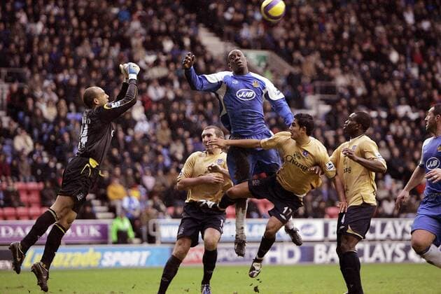 Emile Heskey (Wigan, 3.v.li.) springt am höchsten - EDITORIAL USE ONLY. No use with unauthorised audio, video, data, fixture lists, club league logos or live services. Online in-match use limited to 120 images, no video emulation. No use in betting, games or single club league player publications. Fußball Herren English Premier League 2006 2007, 1. Englische Liga, Wigan Athletic - Everton FC Gruppe Wigan Dynamik, Fußball Herren English Premier League 2006 2007, 1. Englische Liga, Wigan Athletic - Everton FC Gruppe Wigan Dynamik,