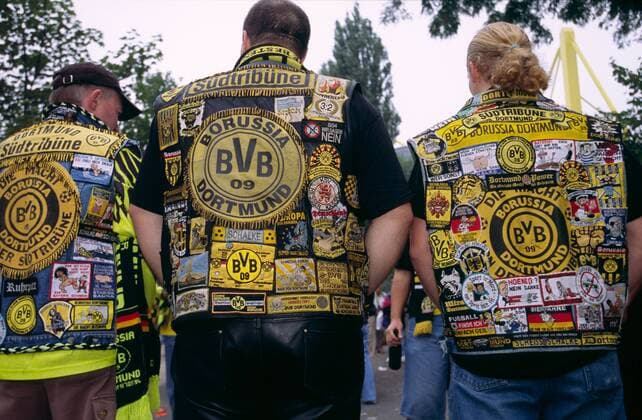 Dortmunder Fußballanhänger mit Fankutten Fußball 1. BL Herren Saison 2004 2005, Borussia Dortmund, BVB Gruppe Dortmund Fußball 1. BL Herren Saison 2004 2005, Borussia Dortmund, BVB Gruppe Dortmund