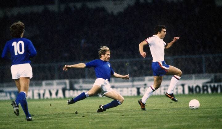 Trevor Brooking (England, re.) läßt sich von Romeo Benetti (Italien, Mitte) nicht stoppen -  Fußball Länderspiel Herren WM Qualifikation 1977, Nationalmannschaft, Nationaltrikot, England - Italien 2:0 Gruppe London Dynamik, Fußball Länderspiel Herren WM Qualifikation 1977, Nationalmannschaft, Nationaltrikot, England - Italien 2:0 Gruppe London Dynamik,