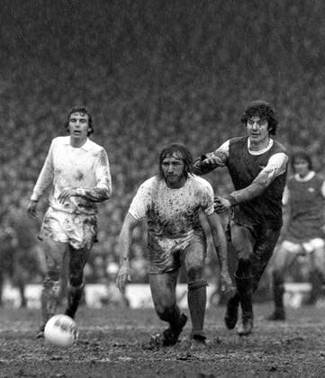 Billy Bonds (West Ham, Mitte) gegen Brian Kidd (Arsenal, re.), dahinter Trevor Brooking (West Ham) -  Fußball Herren FA Cup 1974 1975, Pokal, Pokalspiel, Viertelfinale, Arsenal FC London - West Ham United 0:2 Gruppe London Kampf, Fußball Herren FA Cup 1974 1975, Pokal, Pokalspiel, Viertelfinale, Arsenal FC London - West Ham United 0:2 Gruppe London Kampf,