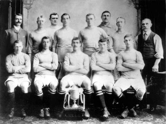 Englischer Pokalsieger Manchester City, hi. mit: Billie Gillespie (3.v.li.), Torwart John Hillman (3.v.re.), vorn: Herbert Burgess (li.), Bill Meredith (3.v.li.), A. Turnbull (4.v.li.), außerdem: John McMahon... -  Fußball Herren FA Cup 1903 1904, English Football League First Division, One, Manchester City Totale Pokalsieg, Pokal, Trophäe Manchester Fußball Herren FA Cup 1903 1904, English Football League First Division, One, Manchester City Totale Pokalsieg, Pokal, Trophäe Manchester