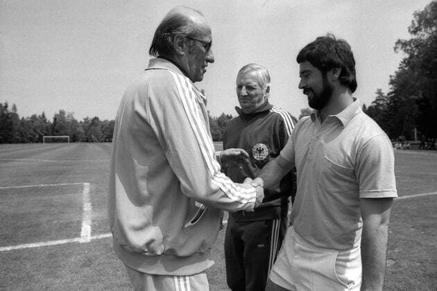 Gerd Müller (re.) wird von Bundestrainer Helmut Schön (li.) begrüßt, dahinter Co Trainer Jupp Derwall (alle BR Deutschland) Fußball 1. BL Herren Nationalmannschaft 1976, Training, BRD Gruppe München, Grünwald Harmonie, Fußball 1. BL Herren Nationalmannschaft 1976, Training, BRD Gruppe München, Grünwald Harmonie,