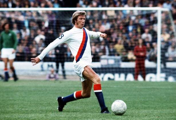 Colin Bell (Manchester City) am Ball -  Fußball Herren English Football League First Division 1972 1973, One, 1. Englische Liga, Manchester City Einzelbild London Dynamik, Fußball Herren English Football League First Division 1972 1973, One, 1. Englische Liga, Manchester City Einzelbild London Dynamik,