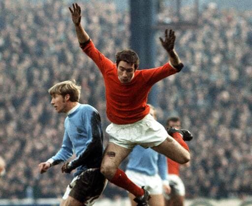 Francis Burns (Manchester United, re.) kommt gegen Colin Bell (Manchester City) zu Fall -  Fußball Herren English Football League First Division 1969 1970, One, 1. Englische Liga, ManU Gruppe Manchester Dynamik, Kampf, Fußball Herren English Football League First Division 1969 1970, One, 1. Englische Liga, ManU Gruppe Manchester Dynamik, Kampf,