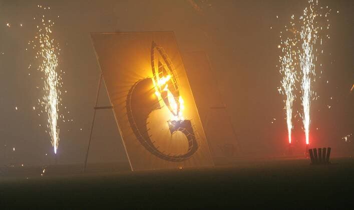 Schalke 04 setzt bei der Präsentation des neuen Hauptsponsors Gazprom auf ein effektvolles Feuerwerk Fußball 1. BL Herren Saison 2006 2007, Testspiel, Test, Showprogramm, Rahmenprogramm, Präsentation, FC Totale Werbeaufsteller, Funkenflug Gelsenkirchen Fußball 1. BL Herren Saison 2006 2007, Testspiel, Test, Showprogramm, Rahmenprogramm, Präsentation, FC Totale Werbeaufsteller, Funkenflug Gelsenkirchen