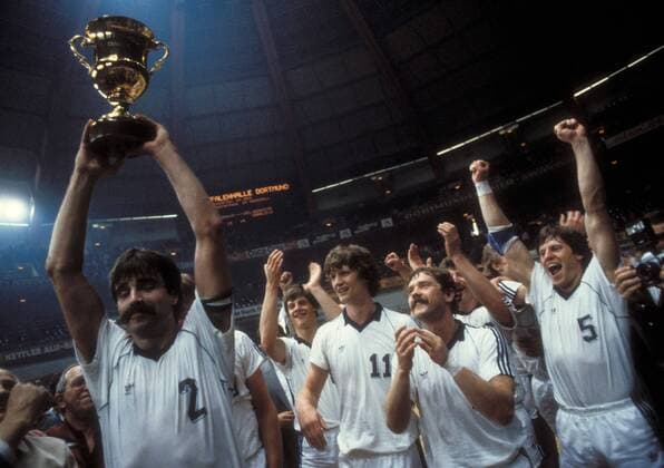 VfL Gummersbach ist IHF Pokalsieger 1982 - Heiner Brand (li.) präsentiert den Pokal, daneben u.a. Franz Josef Salewski (11) Handball Herren IHF Pokal 1981 1982, Pokalspiel, Finale, Endspiel, VfL Gummersbach Gruppe Aufnahmedatum geschätzt Dortmund Freude, Handball Herren IHF Pokal 1981 1982, Pokalspiel, Finale, Endspiel, VfL Gummersbach Gruppe Aufnahmedatum geschätzt Dortmund Freude,