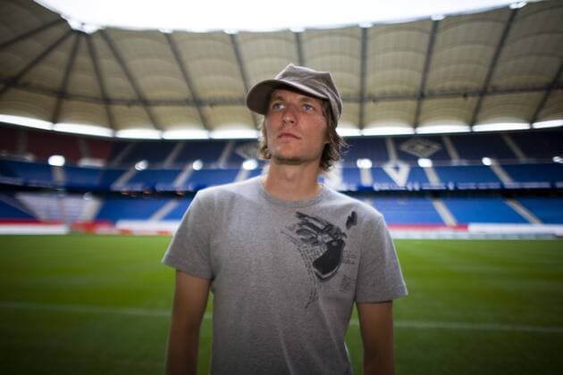 Benjamin Lauth (HSV) nachdenklich in der leeren AOL Arena Fußball 1. BL Herren Saison 2006 2007, Hamburger SV, Shooting, Fotoshooting, Fototermin, Einzelbild AOLArena Hamburg Leere, Fußball 1. BL Herren Saison 2006 2007, Hamburger SV, Shooting, Fotoshooting, Fototermin, Einzelbild AOLArena Hamburg Leere,