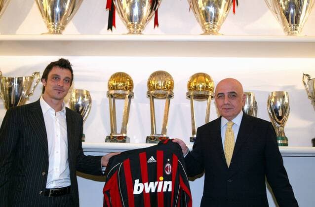 Neuzugang Massimo Oddo (li.) bekommt von Vizepräsident Adriano Galliani (beide Milan) vor der Trophäensammlung sein neues Trikot überreicht - Fußball Herren Serie A 2006 2007, 1. Italienische Liga, AC Mailand, Milan, Vdig Gruppe Mailand Fußball Herren Serie A 2006 2007, 1. Italienische Liga, AC Mailand, Milan, Vdig Gruppe Mailand