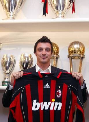 Neuzugang Massimo Oddo (Milan) präsentiert vor der Trophäensammlung sein neues Trikot - Fußball Herren Serie A 2006 2007, 1. Italienische Liga, AC Mailand, Milan, Vdig Einzelbild Mailand Fußball Herren Serie A 2006 2007, 1. Italienische Liga, AC Mailand, Milan, Vdig Einzelbild Mailand