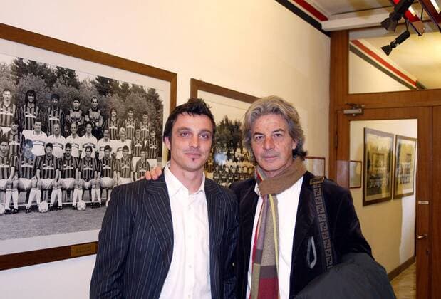 Neuzugang Massimo Oddo (Milan, li.) mit seinem Vater Francesco, in der Geschäftsstelle vor alten Mannschaftsfotos - Fußball Herren Serie A 2006 2007, 1. Italienische Liga, AC Mailand, Milan, Vdig Gruppe Mailand Fußball Herren Serie A 2006 2007, 1. Italienische Liga, AC Mailand, Milan, Vdig Gruppe Mailand
