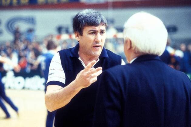Trainer Petre Ivanescu (Gummersbach, li.) im Gespräch Handball EC 1 Herren Europapokal der Landesmeister 1982 1983, Europacup, Finale, Endspiel, VfL Gummersbach Gruppe Aufnahmedatum geschätzt Dortmund Handball EC 1 Herren Europapokal der Landesmeister 1982 1983, Europacup, Finale, Endspiel, VfL Gummersbach Gruppe Aufnahmedatum geschätzt Dortmund