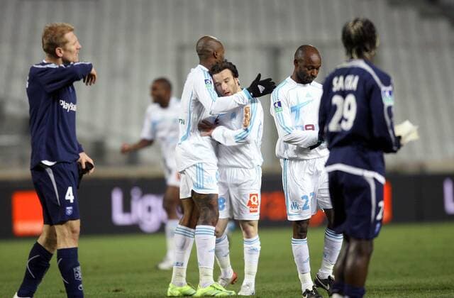 Djibril Cisse (2.v.li.), Mathieu Valbuena (Mitte) und Salomon Olembe (2.v.re., alle Marseille) bejubeln, umringt von Spielern des AJ Auxerre, ihren Heimsieg - (pan18379) Fußball Herren Ligue 1 2006 2007, 1. Französische Liga, Olympique de Marseille - AJ Auxerre 3:1, OM Gruppe Marseille Freude, Fußball Herren Ligue 1 2006 2007, 1. Französische Liga, Olympique de Marseille - AJ Auxerre 3:1, OM Gruppe Marseille Freude,