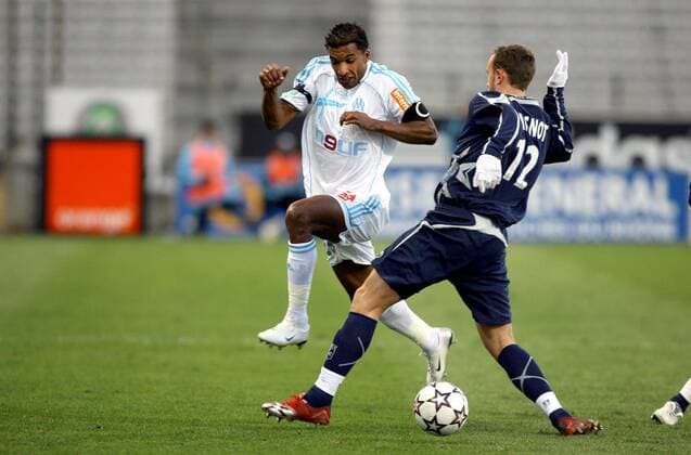 Habib Beye (Marseille, li.) gegen Jean Pascal Mignot (Auxerre) -  (pan18379) Fußball Herren Ligue 1 2006 2007, 1. Französische Liga, Olympique de Marseille - AJ Auxerre 3:1, OM Gruppe Marseille Dynamik, Fußball Herren Ligue 1 2006 2007, 1. Französische Liga, Olympique de Marseille - AJ Auxerre 3:1, OM Gruppe Marseille Dynamik,  
