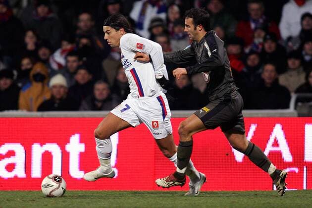 Milan Baros (Lyon, li.) gegen Marc Planus (Bordeaux) -  (pan18380) Fußball Herren Ligue 1 2006 2007, 1. Französische Liga, Olympique Lyonnais - Girondins de Bordeaux 1:2, OL Gruppe Lyon Dynamik, Fußball Herren Ligue 1 2006 2007, 1. Französische Liga, Olympique Lyonnais - Girondins de Bordeaux 1:2, OL Gruppe Lyon Dynamik,  