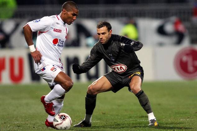 Florent Malouda (Lyon, li.) gegen Franck Jurietti (Bordeaux) -  (pan18380) Fußball Herren Ligue 1 2006 2007, 1. Französische Liga, Olympique Lyonnais - Girondins de Bordeaux 1:2, OL Gruppe Lyon Dynamik, Fußball Herren Ligue 1 2006 2007, 1. Französische Liga, Olympique Lyonnais - Girondins de Bordeaux 1:2, OL Gruppe Lyon Dynamik,  