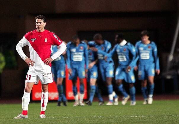 Camel Meriem (Monaco) ignoriert die jubelnden Gegner -  (pan18390) Fußball Herren Ligue 1 2006 2007, 1. Französische Liga, AS Monaco - Stade Rennais 0:2, Rennes Einzelbild Monaco Enttäuschung, Fußball Herren Ligue 1 2006 2007, 1. Französische Liga, AS Monaco - Stade Rennais 0:2, Rennes Einzelbild Monaco Enttäuschung,  