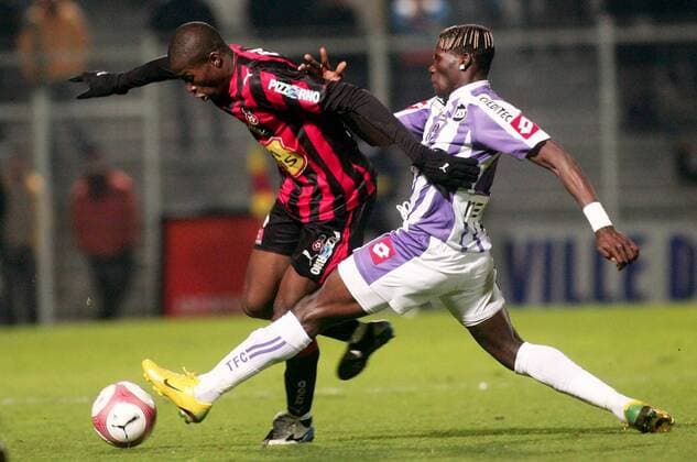 Onyekachi Apam (Nizza, li.) gegen Fode Mansare (Toulouse) -  (pan18392) Fußball Herren Ligue 1 2006 2007, 1. Französische Liga, OGC Nice - Toulouse FC 0:1 Gruppe Nizza Dynamik, Fußball Herren Ligue 1 2006 2007, 1. Französische Liga, OGC Nice - Toulouse FC 0:1 Gruppe Nizza Dynamik,  