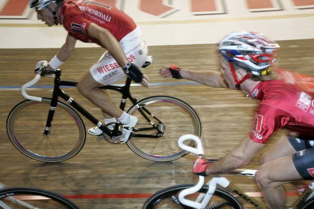 Iljo Keisse (Belgien, re.) übergibt an Olaf Pollack (Deutschland) Radsport Herren Berliner 6 Tage Rennen 2007, Sechstagerennen, Sechstage, Sechs, Sixdays, six days, Vdig Gruppe Berlin Radsport Herren Berliner 6 Tage Rennen 2007, Sechstagerennen, Sechstage, Sechs, Sixdays, six days, Vdig Gruppe Berlin