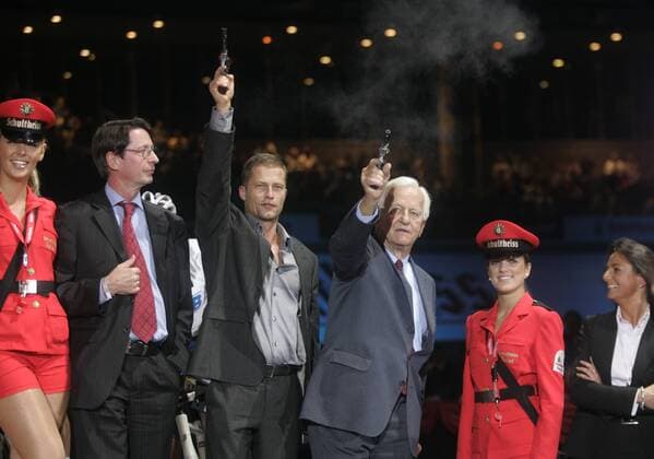Bundespräsident a.D. Richard von Weizsäcker (CDU, re.) und Schauspieler Til Schweiger (Mitte) geben den Startschuss zum Berliner Sechstagerennen 2007, Innensenator Dr. Ehrhart Körting (alle Deutschland SPD) schaut zu Radsport Herren Berliner 6 Tage Rennen 2007, Sechstagerennen, Sechstage, Sechs, Sixdays, six days, Vdig Gruppe Hostess, Hostessen, Frau, Frauen, girl, girls, Berlin Radsport Herren Berliner 6 Tage Rennen 2007, Sechstagerennen, Sechstage, Sechs, Sixdays, six days, Vdig Gruppe Hostess, Hostessen, Frau, Frauen, girl, girls, Berlin