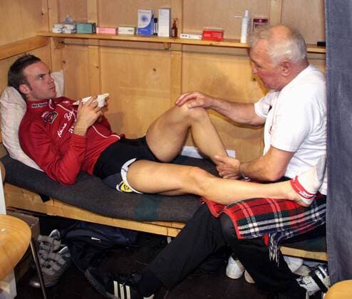 Iljo Keisse (Belgien) wird von einem Masseur durchgeknetet Radsport Herren 96. Berliner 6 Tage Rennen 2007, Sechstagerennen, Sechstage, sechs, sixdays, six days Gruppe Berlin Radsport Herren 96. Berliner 6 Tage Rennen 2007, Sechstagerennen, Sechstage, sechs, sixdays, six days Gruppe Berlin