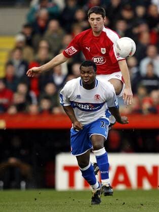 Ayegbeni Yakubu (Middlesbrough, li.) gegen Bradley Orr (Bristol City) - EDITORIAL USE ONLY. No use with unauthorised audio, video, data, fixture lists, club league logos or live services. Online in-match use limited to 120 images, no video emulation. No use in betting, games or single club league player publications. Fußball Herren English FA Cup 2006 2007, Englischer Pokal, Pokalspiel, Bristol City - Middlesbrough FC 2:2 Gruppe Bristol Dynamik, Fußball Herren English FA Cup 2006 2007, Englischer Pokal, Pokalspiel, Bristol City - Middlesbrough FC 2:2 Gruppe Bristol Dynamik,