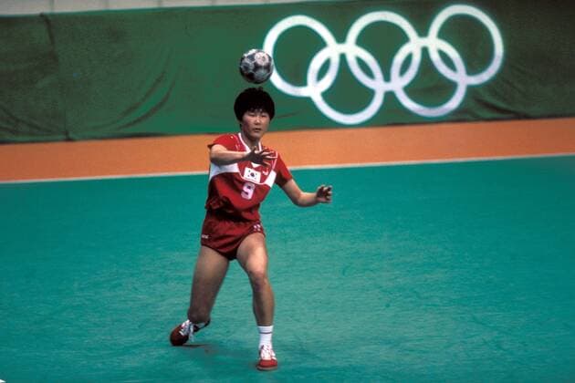 Mi Kyung Lim (Südkorea) am Ball Handball OS Sommer Damen Olympische Spiele Seoul 1988, Sommerspiele, Länderspiel, Nationaltrikot, Finale, Endspiel Einzelbild Seoul Dynamik, Handball OS Sommer Damen Olympische Spiele Seoul 1988, Sommerspiele, Länderspiel, Nationaltrikot, Finale, Endspiel Einzelbild Seoul Dynamik,