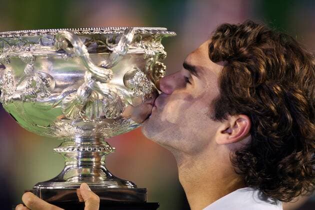 Sieger Roger Federer (Schweiz) küsst seinen Pokal bei der Siegerehrung der Australian Open 2007 Tennis Herren Australian Open 2007, Grand Slam, ATP Tour, Finale, Endspiel Porträt Melbourne Freude, Tennis Herren Australian Open 2007, Grand Slam, ATP Tour, Finale, Endspiel Porträt Melbourne Freude,