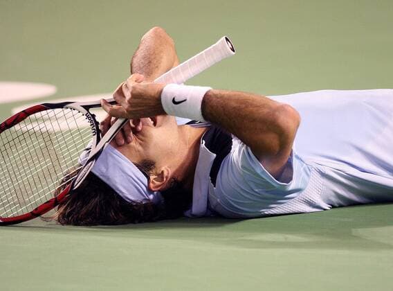 Roger Federer (Schweiz) liegt nach seinem Sieg bei den Australian Open 2007 überwältigt am Boden Tennis Herren Australian Open 2007, Grand Slam, ATP Tour, Finale, Endspiel Einzelbild Melbourne Begeisterung, Freude, Tennis Herren Australian Open 2007, Grand Slam, ATP Tour, Finale, Endspiel Einzelbild Melbourne Begeisterung, Freude,