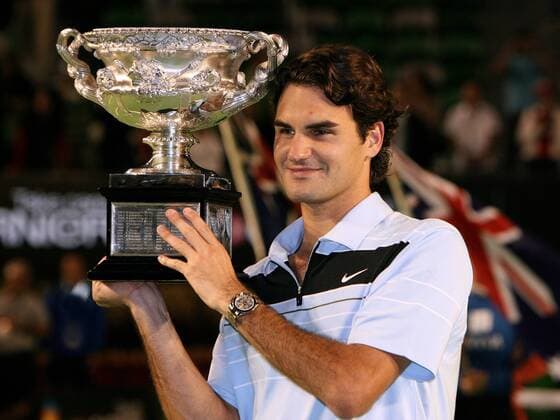 Siegerehrung Australian Open 2007: Sieger Roger Federer (Schweiz) präsentiert seine Trophäe Tennis Herren Australian Open 2007, ATP Tour, Grand Slam, Finale, Endspiel Einzelbild Melbourne Tennis Herren Australian Open 2007, ATP Tour, Grand Slam, Finale, Endspiel Einzelbild Melbourne