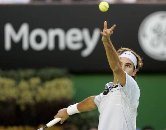 Roger Federer (Schweiz) schlägt auf, es geht - wie immer - um viel Money Tennis Herren Australian Open 2007, Grand Slam, ATP Tour Einzelbild Melbourne Tennis Herren Australian Open 2007, Grand Slam, ATP Tour Einzelbild Melbourne