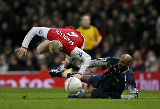 Nicolas Anelka (Bolton, re.) bringt Philippe Senderos (Arsenal) zu Fall - EDITORIAL USE ONLY. No use with unauthorised audio, video, data, fixture lists, club league logos or live services. Online in-match use limited to 120 images, no video emulation. No use in betting, games or single club league player publications. Fußball Herren FA Cup 2006 2007, Englischer Pokal, Pokalspiel, Arsenal FC London - Bolton Wanderers 1:1, Vdig Gruppe London Kampf, Dynamik Fußball Herren FA Cup 2006 2007, Englischer Pokal, Pokalspiel, Arsenal FC London - Bolton Wanderers 1:1, Vdig Gruppe London Kampf, Dynamik