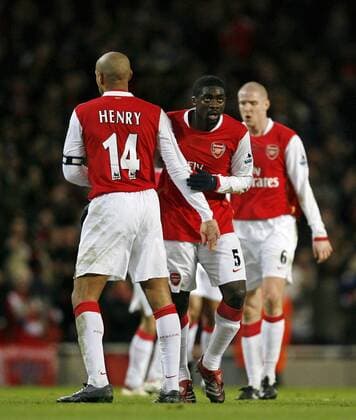 Kolo Toure (Mitte) schaut nach oben, daneben Thierry Henry (beide Arsenal) - EDITORIAL USE ONLY. No use with unauthorised audio, video, data, fixture lists, club league logos or live services. Online in-match use limited to 120 images, no video emulation. No use in betting, games or single club league player publications. Fußball Herren FA Cup 2006 2007, Englischer Pokal, Pokalspiel, Arsenal FC London, Vdig Gruppe London Fußball Herren FA Cup 2006 2007, Englischer Pokal, Pokalspiel, Arsenal FC London, Vdig Gruppe London