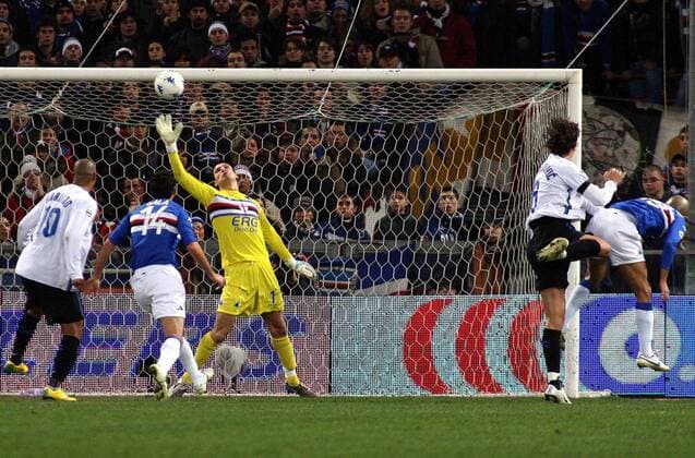 Zlatan Ibrahimovic (Inter, 2.v.re.) erzielt per Kopfball den Treffer zum 0:1 gegen Torwart Luca Castellazzi (Sampdoria) -  Fußball Herren Serie A 2006 2007, 1. Italienische Liga, Sampdoria Genua - FC Internazionale Mailand 0:2 Totale Genua Dynamik, Fußball Herren Serie A 2006 2007, 1. Italienische Liga, Sampdoria Genua - FC Internazionale Mailand 0:2 Totale Genua Dynamik,