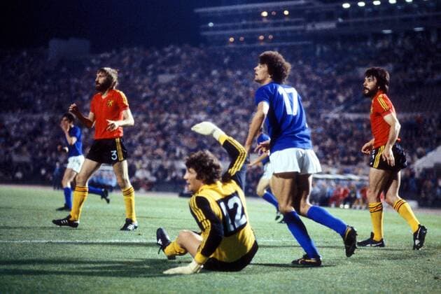 Alessandro Altobelli (Italien, 2.v.re.) neben dem am Boden sitzenden Torwart Jean Marie Pfaff, außerdem: Luc Millecamps (li.) und Eric Gerets (alle Belgien) Fußball Länderspiel Herren EM 1980, Nationalmannschaft, Nationaltrikot, Gruppe B, Italien - Belgien 0:0 Gruppe Rom Fußball Länderspiel Herren EM 1980, Nationalmannschaft, Nationaltrikot, Gruppe B, Italien - Belgien 0:0 Gruppe Rom