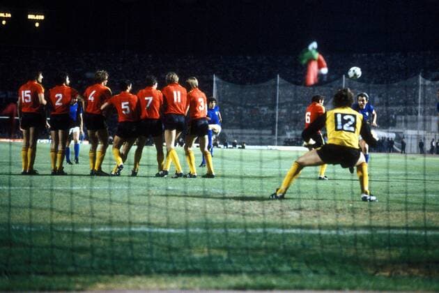Roberto Bettega (Italien, re.) gegen Julien Cools (3.v.re.), Torwart Jean Marie Pfaff erwartet den Ball, in der Mauer, v.li.: Rene Verheyen, Eric Gerets, Walter Meeuws, Michel Renquin, Rene Vandereycken, Jan Ceulemans, Luc Millecamps (alle Belgien) Fußball Länderspiel Herren EM 1980, Nationalmannschaft, Nationaltrikot, Gruppe B, Italien - Belgien 0:0 Totale Rom Abwehr, Fußball Länderspiel Herren EM 1980, Nationalmannschaft, Nationaltrikot, Gruppe B, Italien - Belgien 0:0 Totale Rom Abwehr,