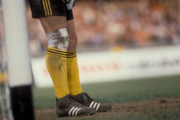 Beine von Torwart Jean Marie Pfaff (Belgien) mit Bandage am rechten Knie Fußball Länderspiel Herren EM 1980, Nationalmannschaft, Gruppe B Einzelbild Rom Fußball Länderspiel Herren EM 1980, Nationalmannschaft, Gruppe B Einzelbild Rom