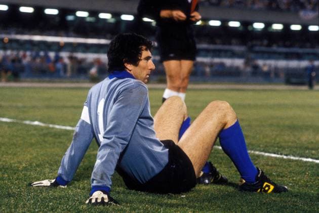 Torwart Dino Zoff (Italien) sitzt enttäuscht am Boden Fußball Länderspiel Herren EM 1980, Nationalmannschaft, Nationaltrikot, Spiel um Platz 3 Einzelbild Neapel Enttäuschung, Nachdenklichkeit, Skepsis, Fußball Länderspiel Herren EM 1980, Nationalmannschaft, Nationaltrikot, Spiel um Platz 3 Einzelbild Neapel Enttäuschung, Nachdenklichkeit, Skepsis,