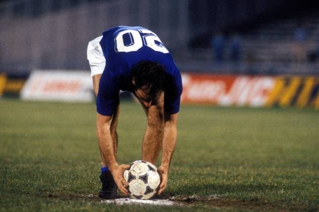 Francesco Graziani (Italien) legt sich den Ball auf den Elfmeterpunkt Fußball Länderspiel Herren EM 1980, Nationalmannschaft, Nationaltrikot, Spiel um Platz 3 Einzelbild Neapel Konzentration, Nachdenklichkeit, Fußball Länderspiel Herren EM 1980, Nationalmannschaft, Nationaltrikot, Spiel um Platz 3 Einzelbild Neapel Konzentration, Nachdenklichkeit,