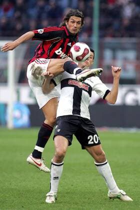 Paolo Maldini (Milan, li.) gegen Igor Budan (Parma) - Fußball Herren Serie A 2006 2007, 1. Italienische Liga, AC Mailand - FC Parma 1:0, Milan Gruppe Mailand Dynamik, Kampf, Fußball Herren Serie A 2006 2007, 1. Italienische Liga, AC Mailand - FC Parma 1:0, Milan Gruppe Mailand Dynamik, Kampf,