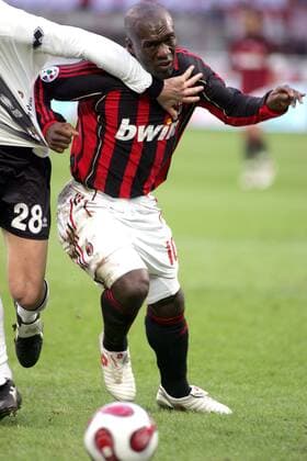 Clarence Seedorf (Milan) im Duell - Fußball Herren Serie A 2006 2007, 1. Italienische Liga, AC Mailand - FC Parma 1:0, Milan Einzelbild Mailand Dynamik, Kampf, Fußball Herren Serie A 2006 2007, 1. Italienische Liga, AC Mailand - FC Parma 1:0, Milan Einzelbild Mailand Dynamik, Kampf,