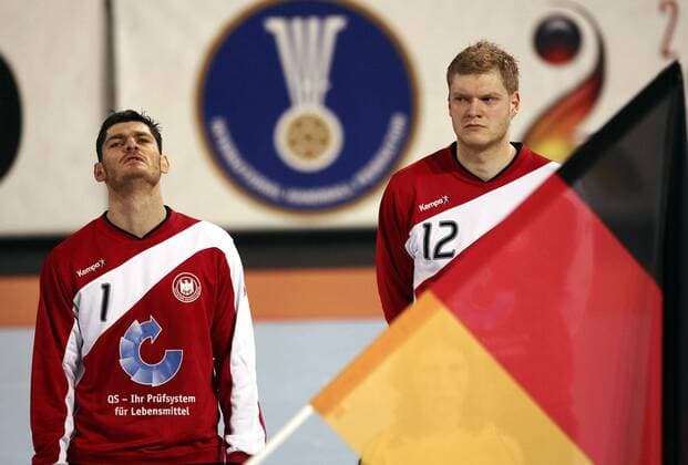 Henning Fritz (li.) und sein Torwartkollege Johannes Bitter (beide Deutschland) - Hymne Handball WM Herren WM 2007, Länderspiel, Nationalteam, Nationaltrikot, Hauptrunde, Gruppe I, Deutschland Gruppe Halle Westfalen Handball WM Herren WM 2007, Länderspiel, Nationalteam, Nationaltrikot, Hauptrunde, Gruppe I, Deutschland Gruppe Halle Westfalen