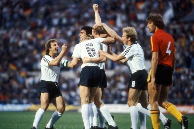 Torjubel BR Deutschland, v.li.: Bernd Dietz, Bernd Schuster, Hansi Müller (hi., verdeckt), Torschütze Horst Hrubesch, Karl Heinz Rummenigge, daneben Walter Meeuws (Belgien) Fußball Länderspiel Herren EM 1980, Nationalmannschaft, Nationaltrikot, Finale, Endspiel, BRD - Belgien 2:1 Gruppe Rom Begeisterung, Freude, Fußball Länderspiel Herren EM 1980, Nationalmannschaft, Nationaltrikot, Finale, Endspiel, BRD - Belgien 2:1 Gruppe Rom Begeisterung, Freude,