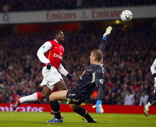 Kolo Toure (Arsenal, li.) gegen Torwart Paul Robinson (Tottenham Hotspurs) -  Fußball Herren Carling Cup 2006 2007, Englischer Ligapokal, Arsenal FC London - Tottenham Hotspur 3:1 n.V., Spurs Gruppe London Dynamik, Fußball Herren Carling Cup 2006 2007, Englischer Ligapokal, Arsenal FC London - Tottenham Hotspur 3:1 n.V., Spurs Gruppe London Dynamik,