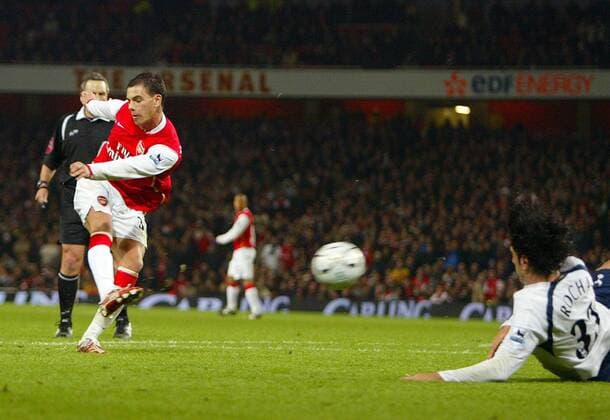 Jeremie Aliadiere (Arsenal) erzielt ein Tor -  Fußball Herren Carling Cup 2006 2007, Englischer Ligapokal, Arsenal FC London - Tottenham Hotspur 3:1 n.V., Spurs Gruppe London Dynamik, Fußball Herren Carling Cup 2006 2007, Englischer Ligapokal, Arsenal FC London - Tottenham Hotspur 3:1 n.V., Spurs Gruppe London Dynamik,