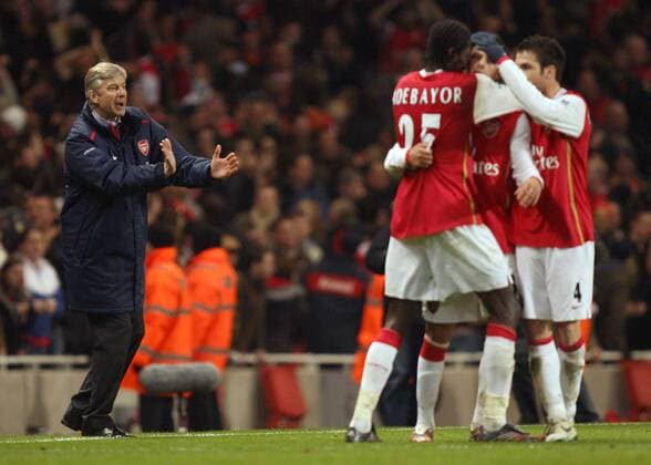 Trainer Arsene Wenger (Arsenal, li.) gibt schon Anweisungen während sein Spieler noch jubeln -  Fußball Herren Carling Cup 2006 2007, Englischer Ligapokal, Arsenal FC London Gruppe London Ungeduld, Fußball Herren Carling Cup 2006 2007, Englischer Ligapokal, Arsenal FC London Gruppe London Ungeduld,