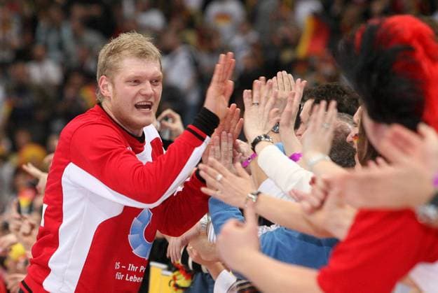 Torwart Johannes Bitter (Deutschland) jubelt mit den Fans über den Finaleinzug Handball WM Herren WM 2007, Länderspiel, Nationalteam, Halbfinale Gruppe Köln Begeisterung, Freude, Handball WM Herren WM 2007, Länderspiel, Nationalteam, Halbfinale Gruppe Köln Begeisterung, Freude,
