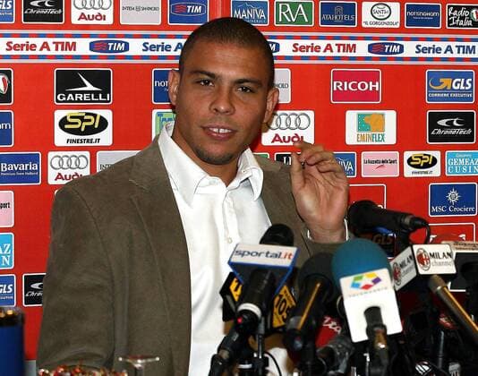 Neuzugang Ronaldo (Milan) während der Pressekonferenz - Fußball Herren Serie A 2006 2007, 1. Italienische Liga, AC Mailand, Pressekonferenz, PK, Pressetermin, Einzelbild Mailand Fußball Herren Serie A 2006 2007, 1. Italienische Liga, AC Mailand, Pressekonferenz, PK, Pressetermin, Einzelbild Mailand